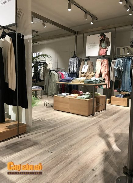 Sàn nhựa showroom quần áo
